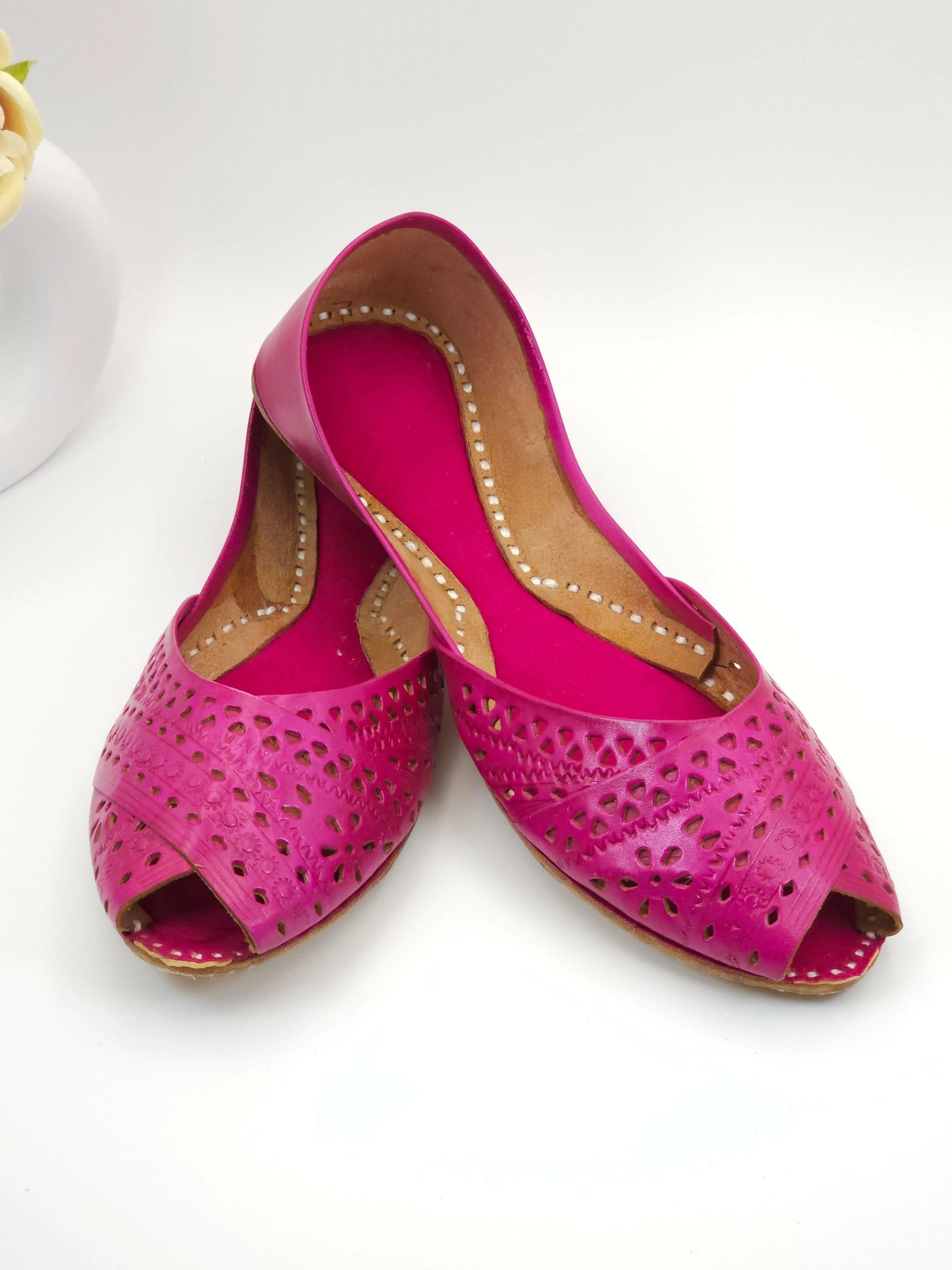 Sumbul - Hot Pink laser cut Leatherett Jutti