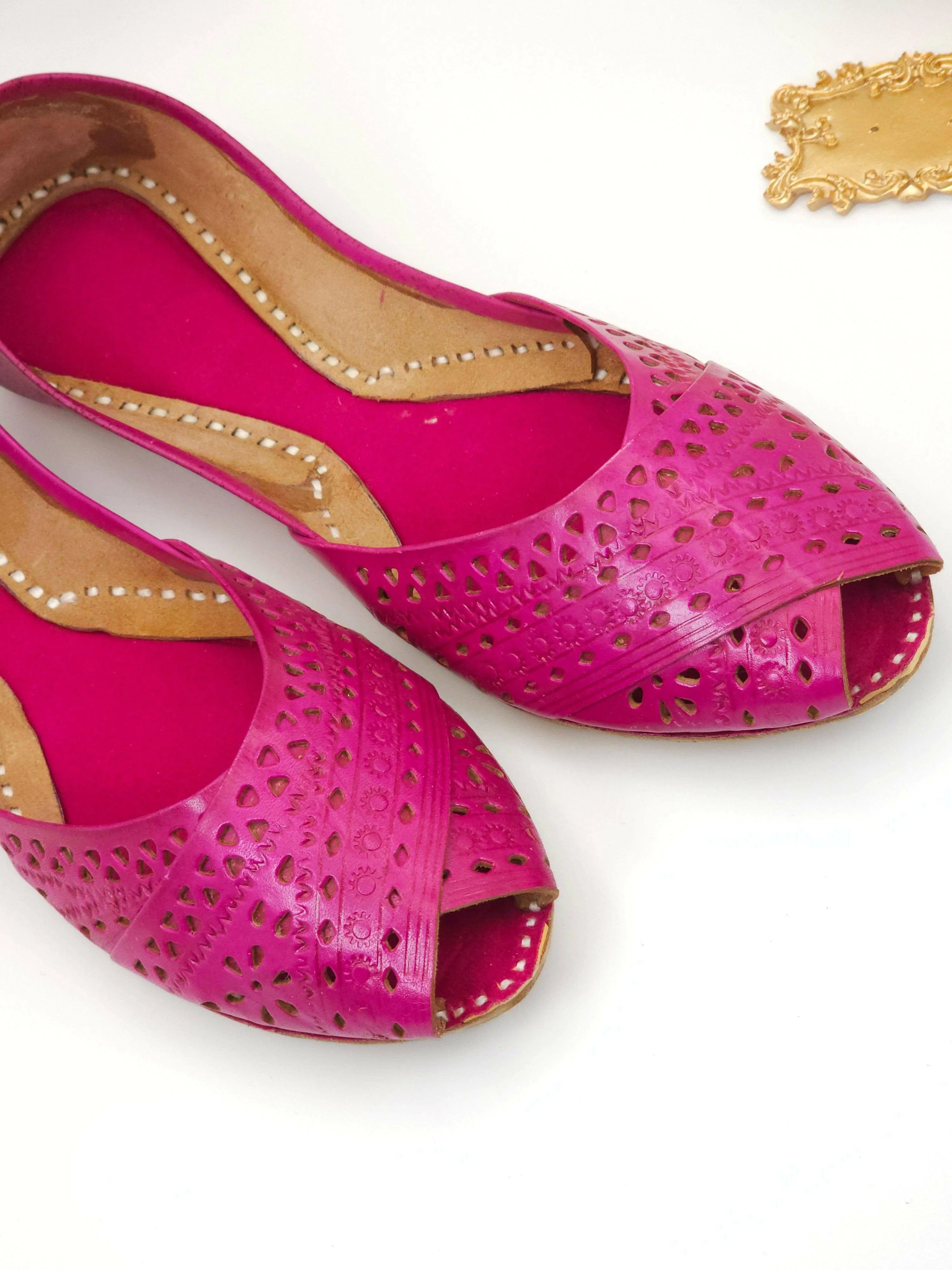 Sumbul - Hot Pink laser cut Leatherett Jutti